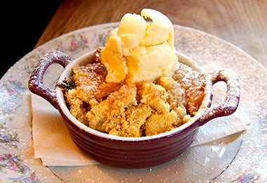 Postres con manzana crumble con helado 