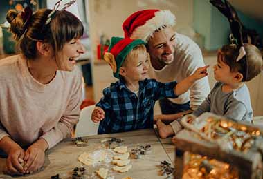 Una familia preparando postres originales para Navidad.