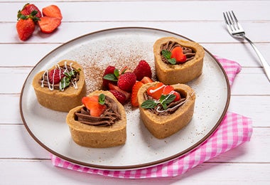  Mini tartas en forma de corazón con frutos rojos y chocolate, perfectas para el 14 de febrero. 