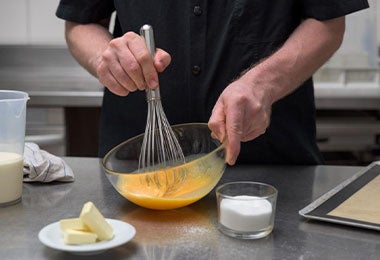 Preparación de la mezcla para buñuelos de yuca