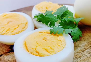 Tres huevos cocidos partidos a la mitad y cocinados en su punto.