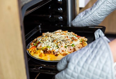 Preparar pizza en tipo de horno de convección