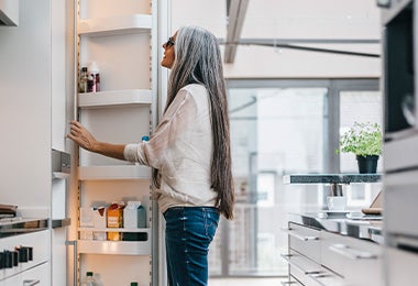 Mujer abriendo puerta de refrigerador, quitar mal olor de la nevera 