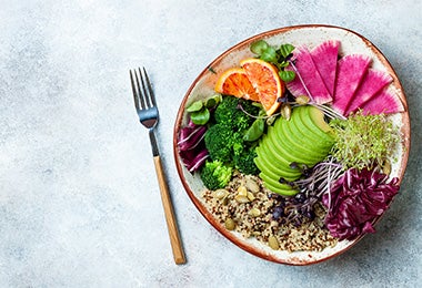 Un plato con rábanos y otras verduras.