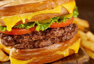 La hamburguesa es una receta con carne molida.