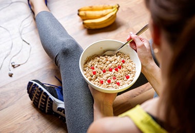 Una receta con avena sencilla es acompañarla con leche y frutas. 