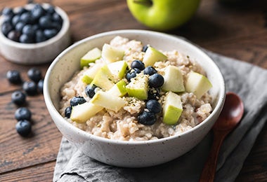 Receta con avena, manzana y arándanos.