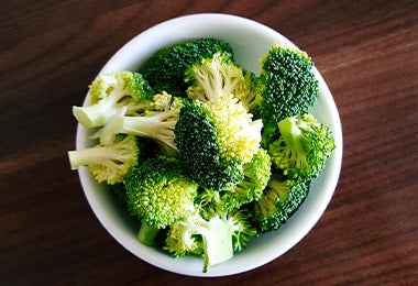 Brócolis en un plato blanco, listos para usar en cualquier tipo de receta. 