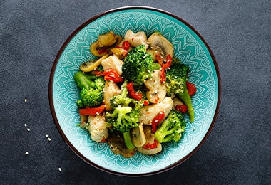 Ensalada con pollo y champiñones.