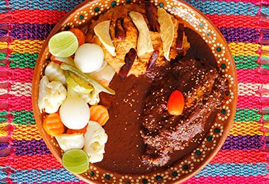 Mole con verduras y pollo, una receta con chocolate típica de México