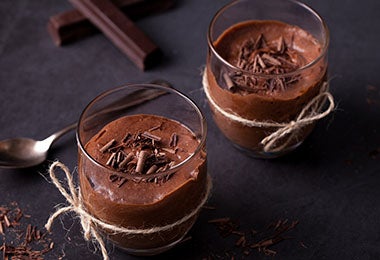 Dos mousses de chocolate, una receta muy famosa al pensar en postres. 