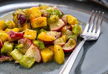 Ensalada con mango y rábanos, una receta genial para acompañar un plato fuerte. 