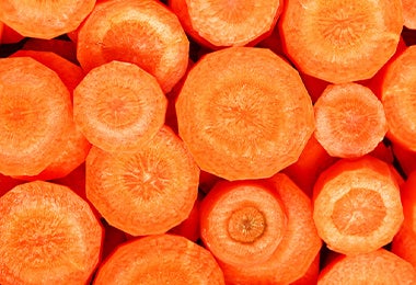 Hay recetas de zanahoria en las que es mejor cortarla en rodajas.
