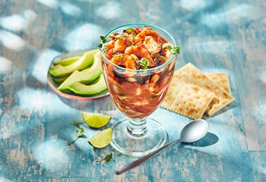 Una receta de ceviche con camarones y tomates.