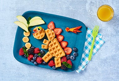 Una receta de waffles divertida, con frutas y en forma de dinosaurio. 