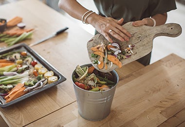 Recipiente en cocina para depositar residuos de verduras en composta  