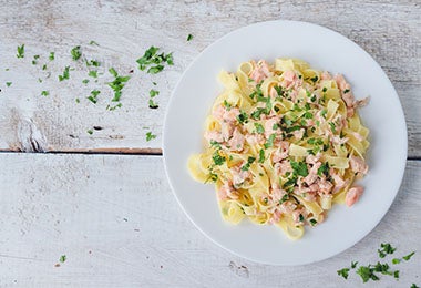 Pasta con salsa bechamel, salmón y perejil.