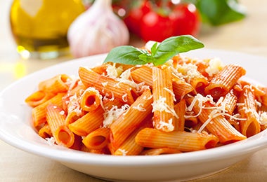 Pasta penne con queso y preparada en salsa pomodoro. 