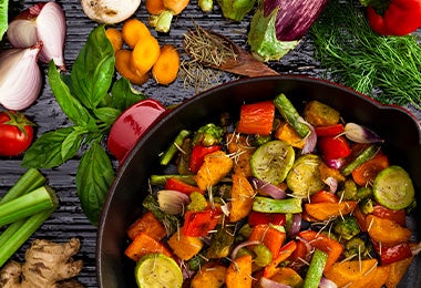 Verduras a la plancha cocinadas en una sartén de hierro. 