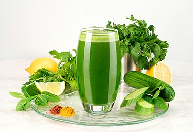 Smoothie con variedad de verduras verdes  