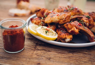 Alitas de pollo con especias, un snack fácil para ver futbol. 