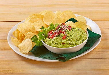 Dip de aguacate con papas, un snack fácil para compartir. 