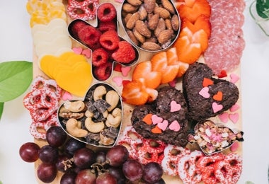 Tabla con frutas, quesos y chocolates para servir como snack navideño. 