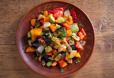 Ensalada preparada con sobras de comida.