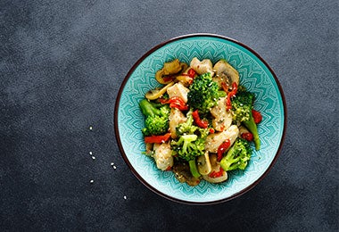 Plato de sofrito de vegetales y champiñones condimentado con pimentón dulce.