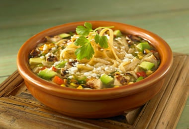 Sopa en pequeña olla de barro.