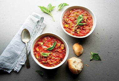 Sopa de tomate con zucchini, pan y laurel  