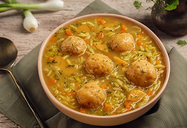 Sopa de verduras con albóndigas caseras vegetarianas 