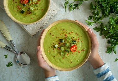 Tazones con sopa fría de pepino, una preparación ideal para el verano 