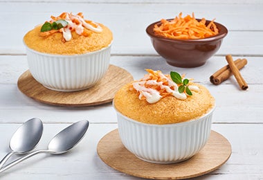 Soufflé de zanahoria decorados con ralladura y crema  