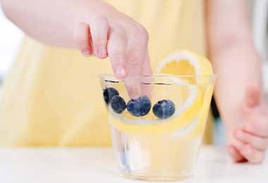 Sumergir frutas y verduras para desinfectar