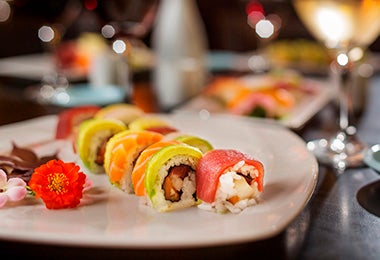 Plato con bocados de sushi de atún