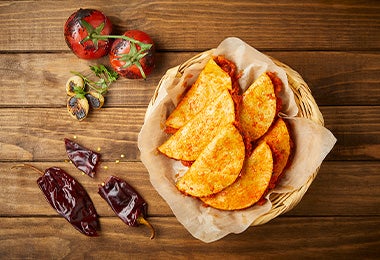 Tacos de canasta mexicanos con tomate y chiles