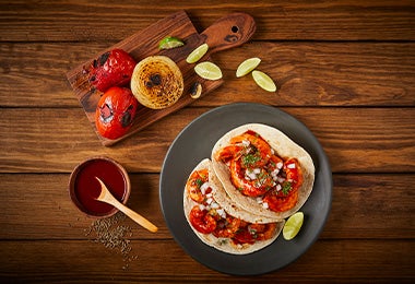 Tacos mexicanos de camarón con salsa roja