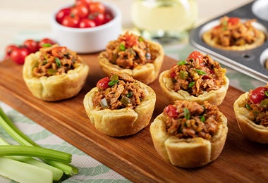 apas españolas con pimientos, carne y verduras en una tabla de madera.  