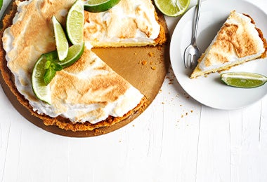 Tarta decorada con tipo de merengue 