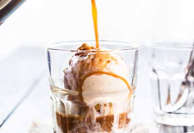 Taza con café affogato 