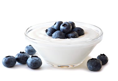 Tazón de arándanos con yogurt griego, opción de postre con proteína 