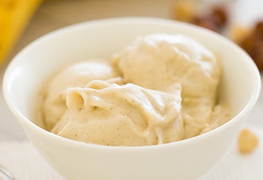 Tazón con gelato, helado italiano de textura cremosa