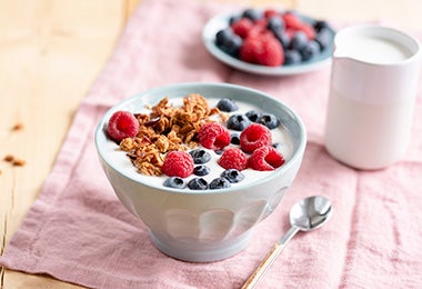 Tazón con yogurt, arándanos, frambuesas y granola  