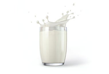 Refrescante vaso de bebida almendras listo para ser consumido.