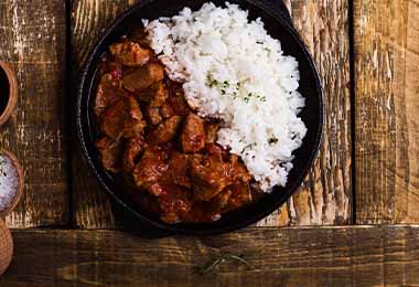 Carne en cuadros, asada al término de cocción tres cuartos, con arroz