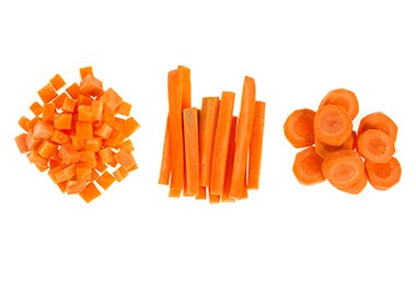 Zanahorias cortadas en cubos, bastones y rodajas, tres tipos de corte muy comunes. 