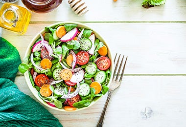 Ensalada con rodajas de tomate, zanahoria y pepino, un tipo de corte muy común. 