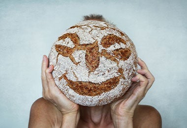 Un tipo de pan redondo con un patrón en forma de cara feliz