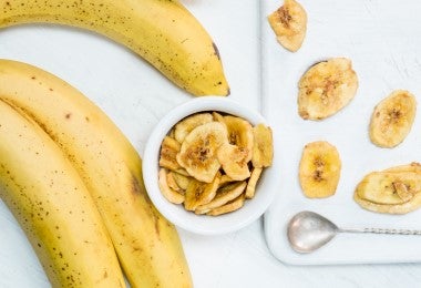 Chips de plátano hechos con plátano verde, variedad crujiente de tipos de plátano